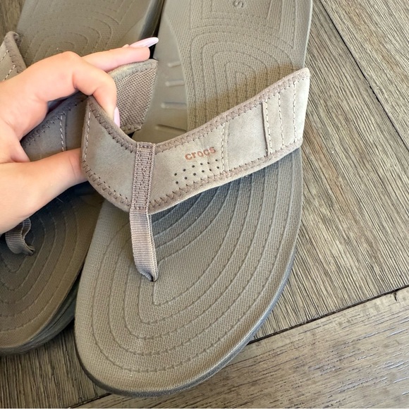 Grey crocs flip flops - Picture 2 of 6